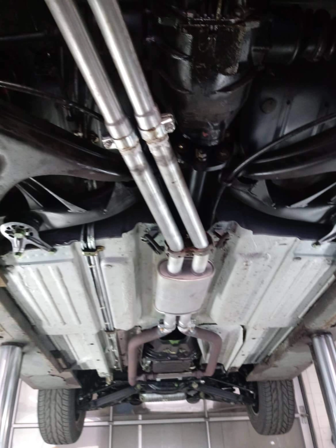 Unterboden eines Fahrzeugs nach der Reinigung mit Trockeneis