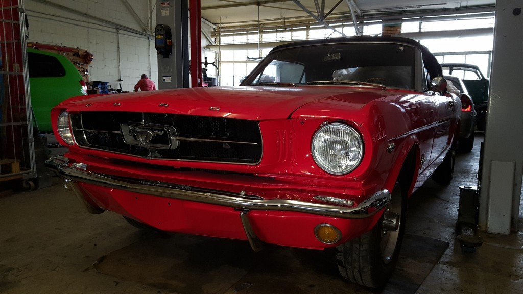 Roter Ford Mustang Cabrio in der Werkstatthalle
