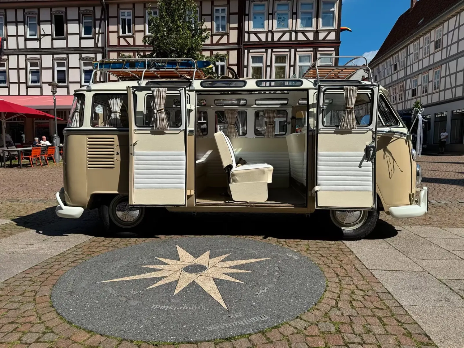 VW T1 Samba Bulli von der Seite mit geöffneten Türen