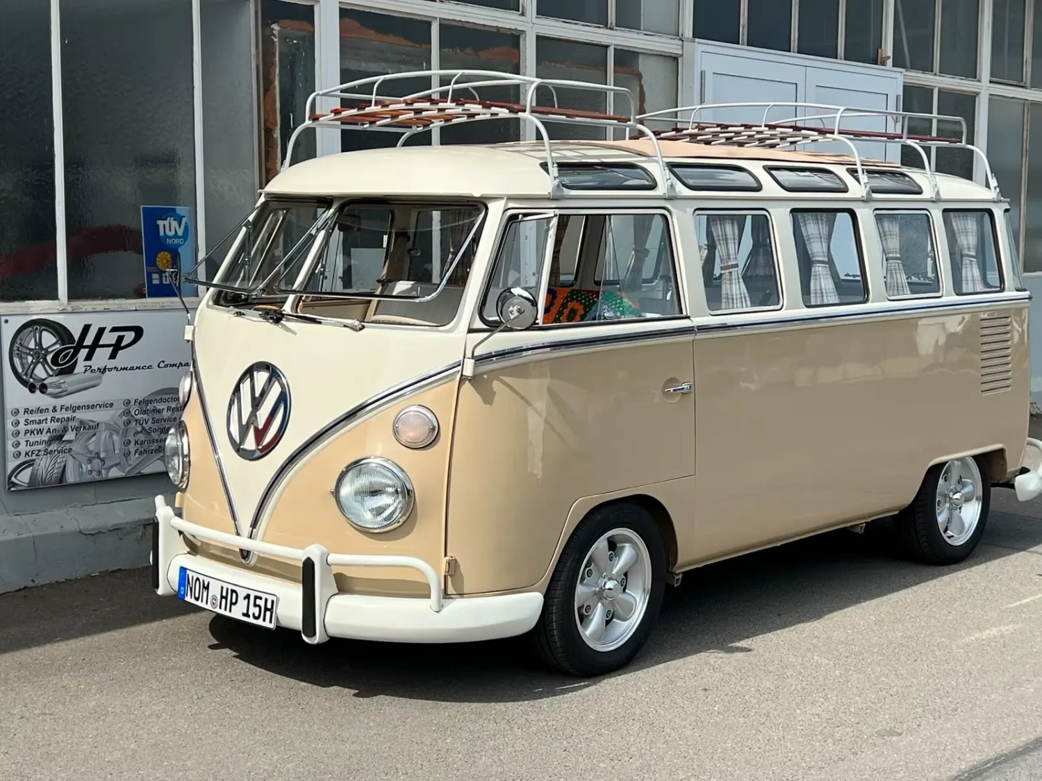 VW T1 Samba Bulli in Beige und Weiß vor der Werkstatt